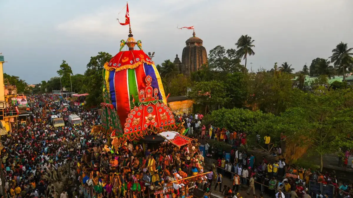 Devotees Flock to Lingaraj मंदिर में भक्तों का तांता लगा हुआ है