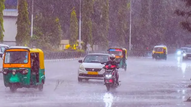 As heavy rain lashes Bengaluru, जलभराव, यातायात अवरोध, 8 flights की उड़ानों में देरी की खबरें आ रही हैं