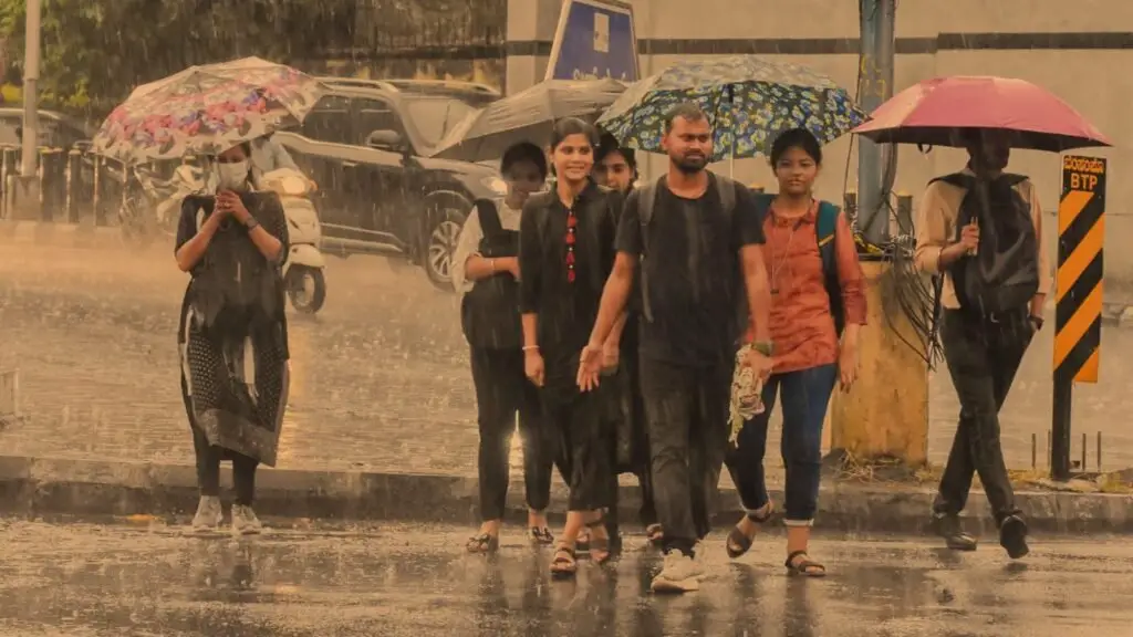 As heavy rain lashes Bengaluru, जलभराव, यातायात अवरोध, 8 flights की उड़ानों में देरी की खबरें आ रही हैं