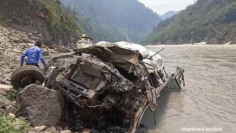 Uttarakhand: Rishikesh-Badrinath राष्ट्रीय राजमार्ग पर टेंपो के खाई में गिरने से 15 लोगों की मौत