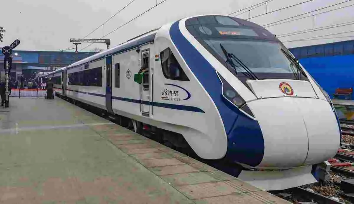 Vande Bharat Trains: 2 महीने में पटरी पर उतरेंगी Vande Bharat स्लीपर ट्रेनें, रेल मंत्री ने शेयर किया बड़ा अपडेट