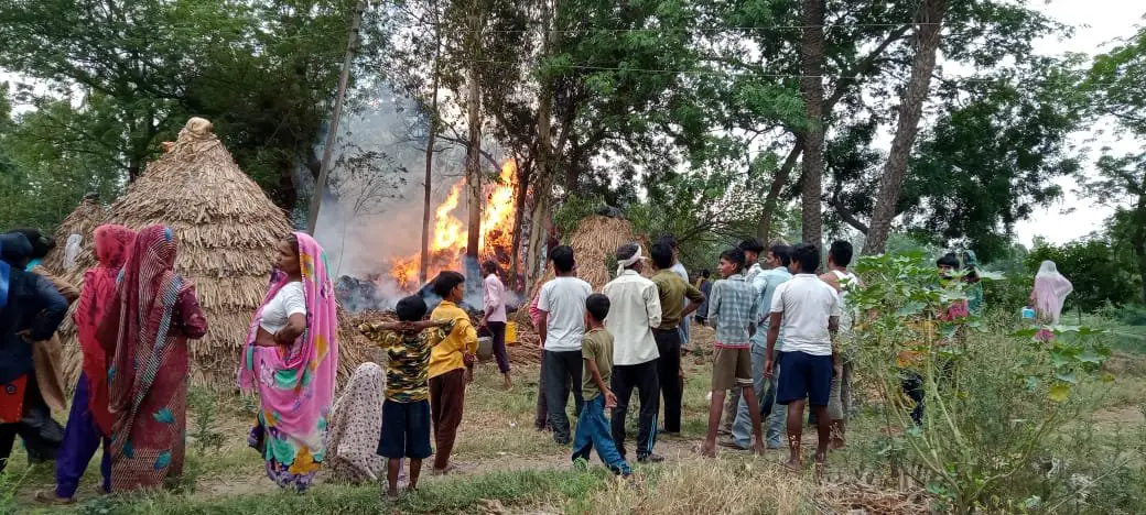 बिजली का तार टूटकर गिरने से लगी आग