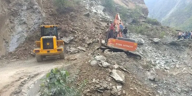 Kedarnath highway closed, hundreds of vehicles stranded