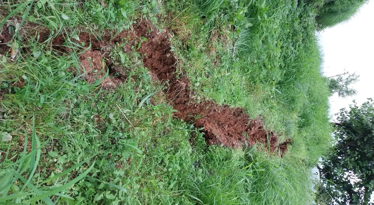 Danger Landslide : भू धंसाव के कारण आवासीय भवन व शौचालय खतरे की जद में