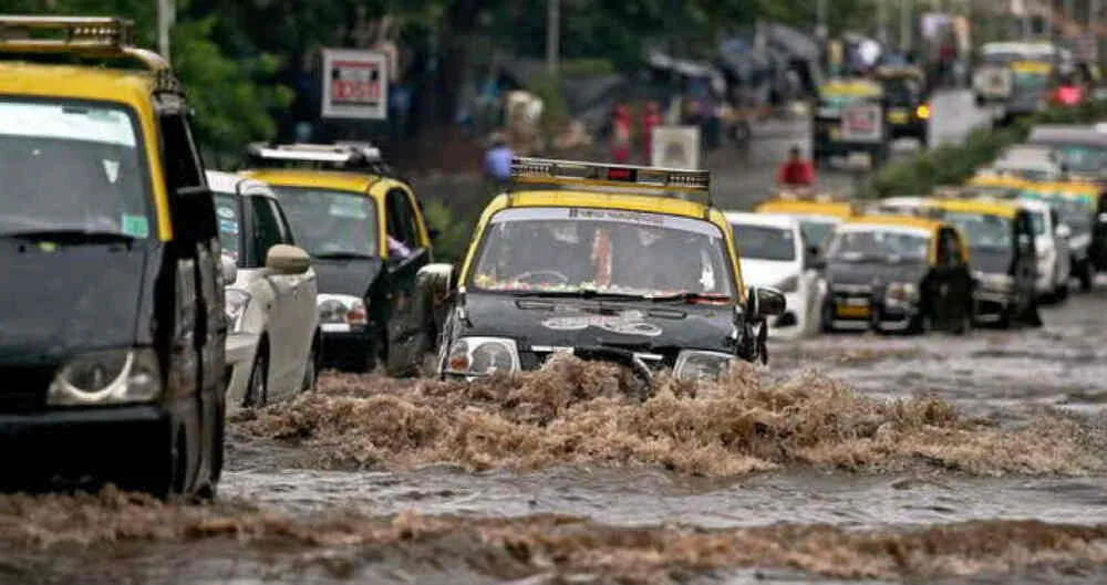 Mumbai Heavy Rain: भारी बारिश के कारण आज मुंबई कई जगह में ट्रेन और स्कूल बंद