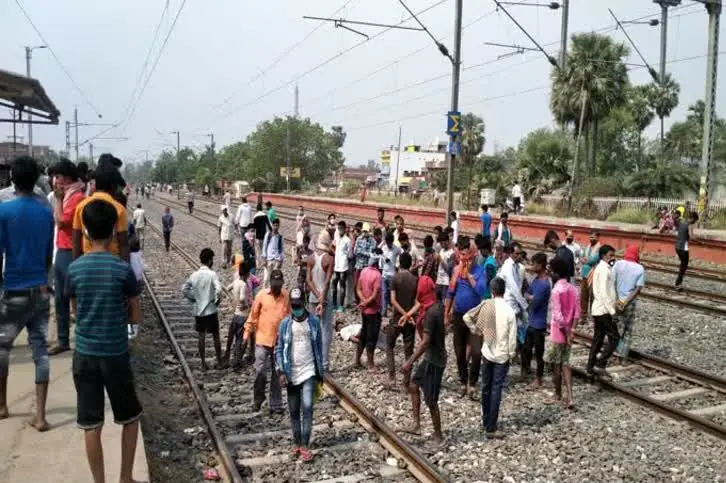 Hit by a train : अज्ञात युवक की ट्रेन से कटकर हुई मौत