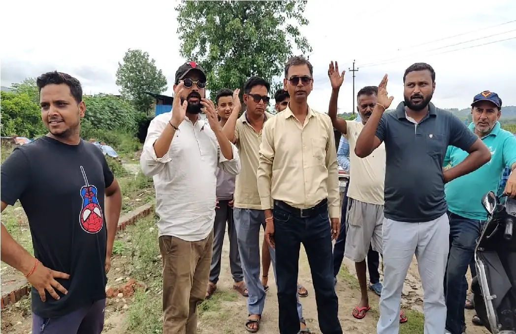 Villagers protested : Fake Cheese बनाने वाली फैक्ट्री के बाहर ग्रामीणों ने विरोध प्रदर्शन किया