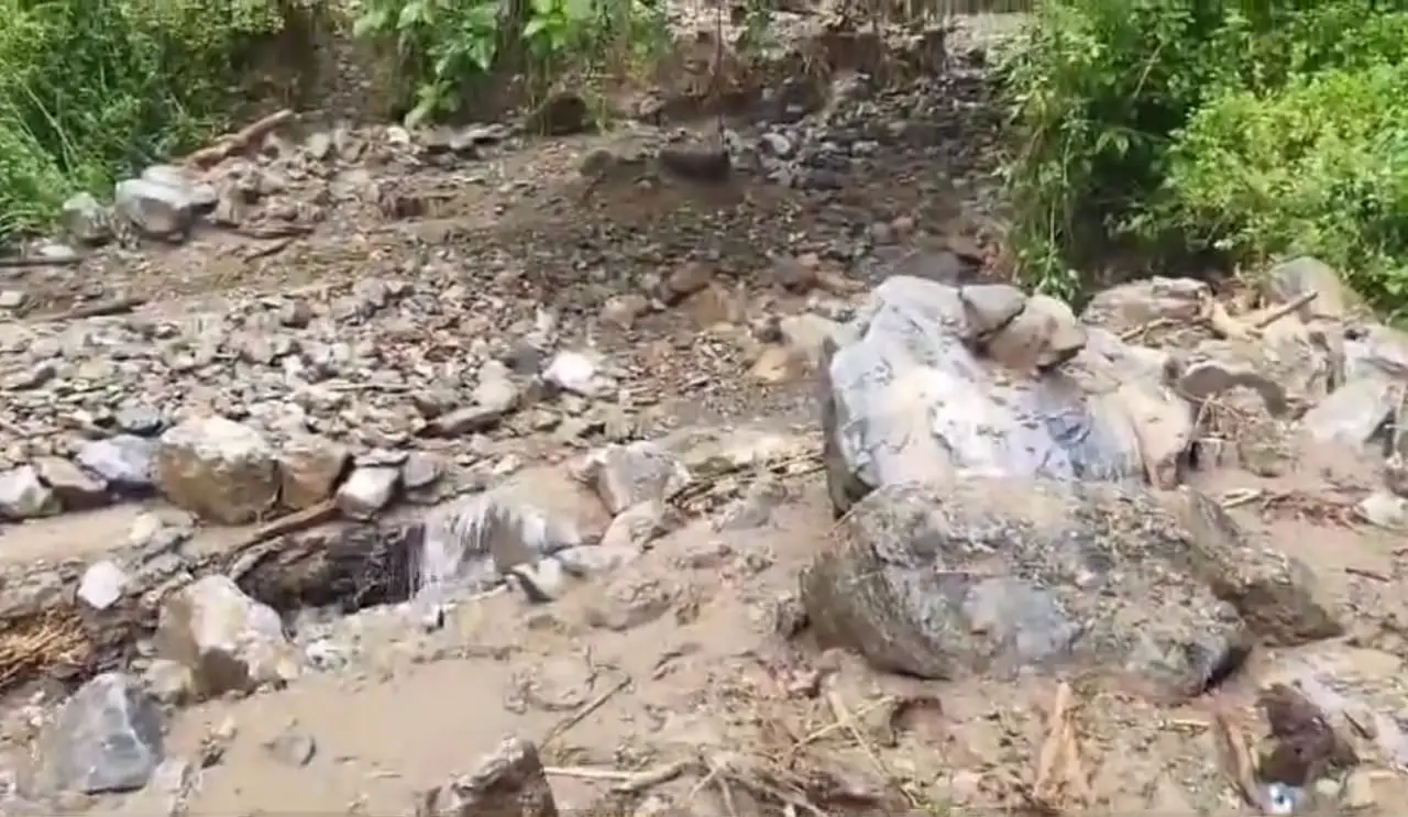 गधेरे में Cloud Burst से जल स्रोत, पाइप लाइन व सड़क बंद