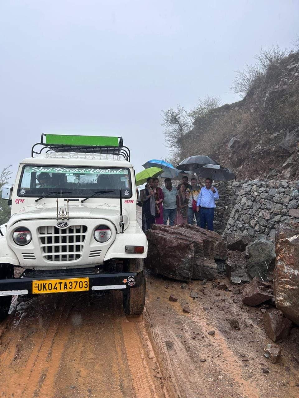 बच्चो की जान की प्रवाह है, गुरुओं की नही