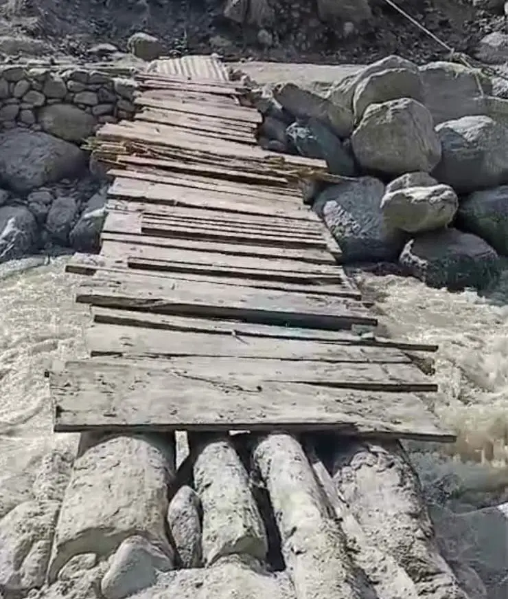 Alternative Bridge : श्रमदान कर Pranmati River पर Villagers ने बनाया वैकल्पिक पुल