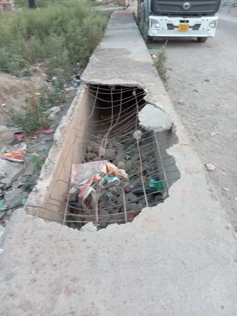 Highway किनारे बनी नाली दुर्घटनाओं को दे रही न्योता