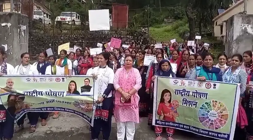 पोषण जागरूकता अभियान के तहत आंगनबाड़ी कार्यकर्ताओं ने निकाली रैली