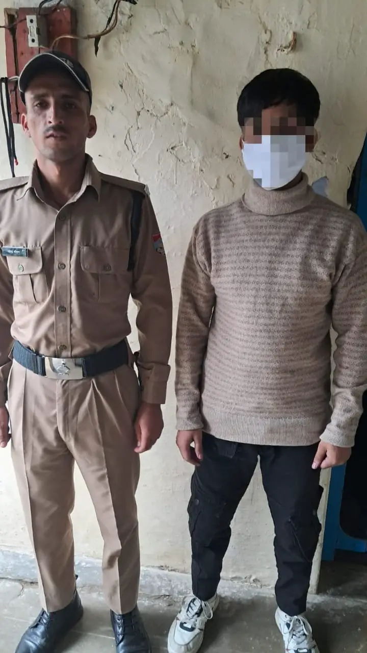 Police Arrested : नाबालिक को बहला-फुसलाकर भगा ले जाने के मामले में ईनामी अभियुक्त को उत्तरकाशी पुलिस ने किया गिरफ्तार