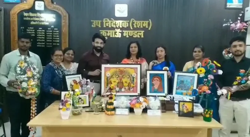 Silk Department Launches handicrafts : रेशम विभाग ने बाजार में उतारा हस्तशिल्प, रेशम से बने धार्मिक और सजावटी उत्पादन, महिलाएं बन रही आत्मनिर्भर