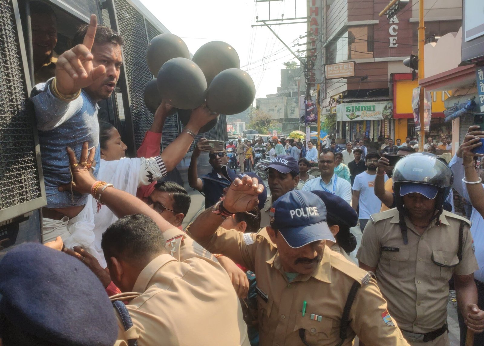 युवा कांग्रेस ने मुख्यमंत्री के दौरे का किया विरोध, पुलिस ने किया गिरफ्तार